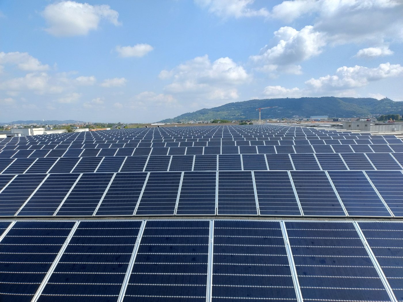 Ampio campo fotovoltaico installato sulla copertura di un edificio produttivo